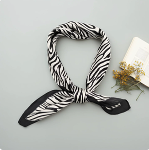<span class=keywords><strong>Bandana</strong></span> Quadrata Minimalista in Cotone Stampa Bianco <span class=keywords><strong>e</strong></span> Nero, Accessorio per Picnic, Campeggio, Servizi Fotografici in Studio, <span class=keywords><strong>Bandana</strong></span> Personalizzata per Matrimoni - Product Image 1