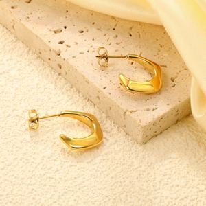 Boucles d'oreilles créoles brillantes en acier inoxydable plaqué or 18 carats PVD, résistantes à l'eau et inaltérables, forme géométrique carrée en C pour femme - Product Image 5