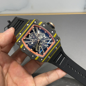 Reloj Automático de Alta Gama para Hombre con Caja de Carbono a Rayas Amarillas y Movimiento Esqueleto - Product Image 3