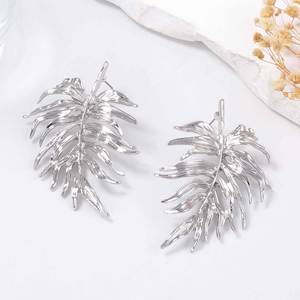 Pendientes de mujer de hoja de Betel de aleación creativa única de lujo ligero exagerado - Product Image 4