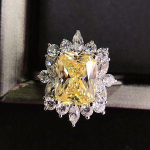 Anello da Donna Giallo con Design Elegante, Stile Nuziale - Product Image 3