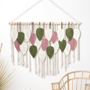 Grande <span class=keywords><strong>tapisserie</strong></span> murale en macramé, style bohème chic, avec feuilles tissées rose et vert, en fibre <span class=keywords><strong>de</strong></span> coton faite à la main, avec bâton en bois amovible - Product Image 1
