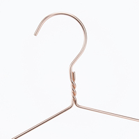 Séchoir à linge et porte-vêtements simple en aluminium rose doré style nordique pour salon et dressing
