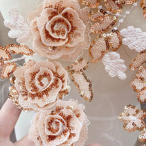 Robe <span class=keywords><strong>de</strong></span> <span class=keywords><strong>mariée</strong></span> avec appliques florales 3D, tissu en maille avec broderie <span class=keywords><strong>de</strong></span> paillettes, décalcomanies en cristal, base hexagonale en filet pour tenue <span class=keywords><strong>de</strong></span> soirée - Product Image 3