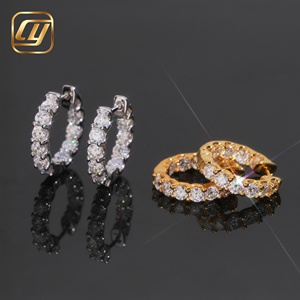 Boucles d'oreilles créoles inversées en argent sterling S925 entièrement pavées de moissanite VVS, style Huggie rond glacé, testées au diamant - Product Image 5