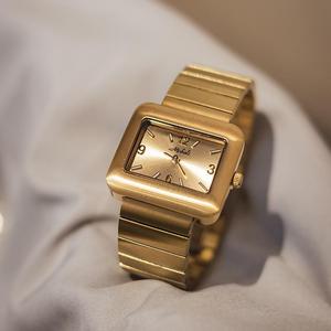 Reloj cuadrado dorado para mujer personalidad dominante, lujo simple, medieval, celebridad de Internet, reloj retro de gama alta para mujer - Product Image 1