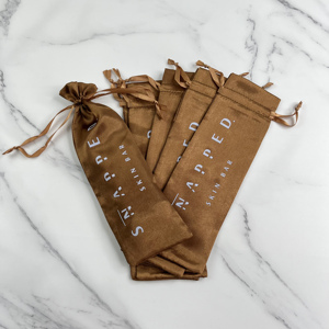Sacs cadeaux en satin couleur chocolat caramel avec cordon de serrage, personnalisables avec logo imprimé, pochettes anti-poussière en satin longues pour outils de beauté, vente en gros - Product Image 3