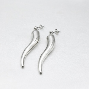 Vente en gros usine : Boucles d'oreilles unisexe tendance en acier inoxydable plaqué <span class=keywords><strong>or</strong></span>, avec breloque <span class=keywords><strong>corne</strong></span> <span class=keywords><strong>italienne</strong></span> 3D et motif piment - Product Image 1