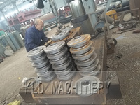 Molino de Pan Húmedo de Buena Calidad Marca KLD, Equipo de Molienda Impulsado por Motor con Motor de CA Modelo 1600, Tres Ruedas, Oro