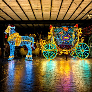 Grande structure en fer sur mesure avec motif de calèche 3D et éclairage LED doré pour les paysages urbains de Noël - Product Image 1
