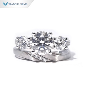 Anillo de Diamantes de Laboratorio con Corte Brillante Redondo Triple en Oro PT950 Personalizado de Tianyu Gems, Elegante y Clásico para Mujer - Product Image 1