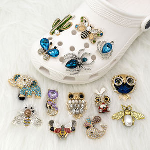 Personalizado de lujo de metal acrílico zapato encanto perla arco zapato encanto Odm joyería accesorios al por mayor zuecos Cenicienta zapato encanto a granel - Product Image 2