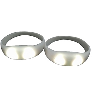 กำไลข้อมือเรืองแสงแบบกำหนดเองที่เป็นมิตรกับสิ่งแวดล้อม พร้อมไฟ LED กระพริบพิมพ์ลายด้วยความร้อน ตอบสนองต่อเสียงเพลงและเสียงรอบข้าง - ของชำร่วยงานปาร์ตี้ที่สมบูรณ์แบบ - Product Image 4