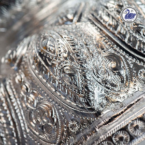 Piédestal de liberté de haute qualité en aluminium doré de style Swan Thai avec plateau en relief Fabriqué en Thaïlande Utilisation domestique et commerciale - Product Image 4