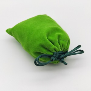 Bolsa de terciopelo verde con cordón, tela suave con cierre de cordón para embalaje general, origen Shenzhen, logotipo personalizado disponible - Product Image 1