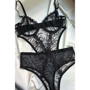 Combinaison noire avec détails en dentelle, ensembles élégants de soutien-gorge et de culottes - Product Image 1