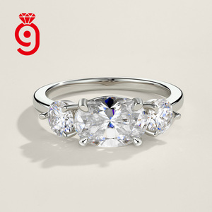Bague en argent S925 luxueuse et intemporelle à trois pierres rondes en moissanite, pierres graduées pour un engagement significatif, idéale pour le quotidien et les fêtes - Product Image 4