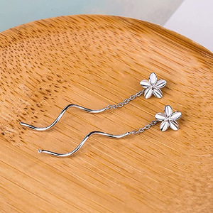 Boucles d'oreilles pendantes courtes et lisses en forme de fleur de frangipanier à cinq pétales pour femme, accessoires quotidiens - Product Image 3
