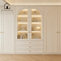 Armoire autoportante XINGRUO en mélamine, design européen, portes à panneaux arqués, éclairage LED intégré, bureau intégré, rangement pour chambre à coucher