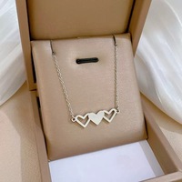 Collier en acier inoxydable de style coréen avec trois cœurs connectés, élégant, polyvalent, tendance, chaîne de clavicule dorée, bijoux simples pour femmes