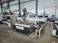 Routeur CNC ATC avec axe rotatif latéral et changeur d'outils automatique linéaire pour la découpe de portes et de meubles en bois