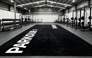 Tapis de <span class=keywords><strong>gazon</strong></span> artificiel antidérapant en <span class=keywords><strong>synthétique</strong></span> à motif personnalisé pour l'entraînement de force en salle avec traîneau et les sols des lieux de fitness - Product Image 1