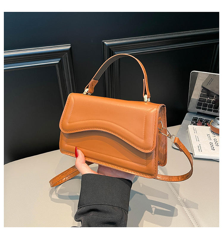 น้ำตาลอ่อน