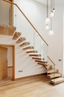 Escalier flottant en bois massif avec éclairage LED, poutres en acier invisibles et garde-corps en verre trempé