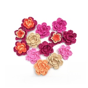 Appliques florales multicouches en raphia crocheté à la main pour la décoration de vêtements et sacs DIY - Product Image 1