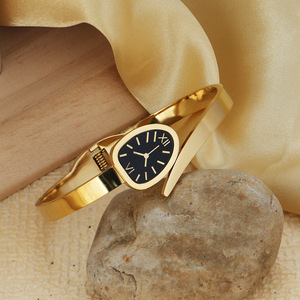 Bracciali Orologio Unisex in Acciaio Inossidabile Placcato Oro 18k con Numeri Romani Incastonati, Design alla Moda - Product Image 4