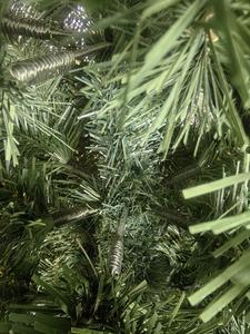 شجرة عيد الميلاد الاصطناعية الفاخرة من مادة PVC عالية الجودة للديكور الداخلي بقاعدة قائمة 6 أقدام قابلة للطي ومخصصة - Product Image 5