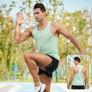 Camiseta sin mangas transpirable de secado rápido Swift Wick para hombre, ideal para correr, fitness y maratón, estilo casual de punto para exteriores. - Product Image 2