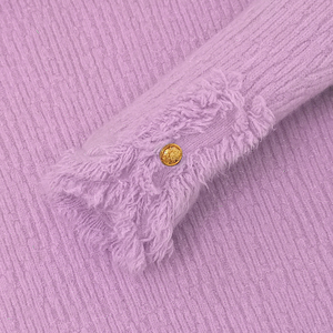 Cárdigan de <span class=keywords><strong>mujer</strong></span> de marca privada, de forro polar, con cuello en V, corto, con ribete de flecos sin rematar y diseño de canalé vertical, en color lavanda sólido, estilo tejido minimalista - Product Image 3