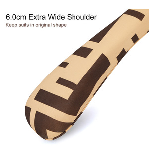 Lindon Tùy chỉnh màu sắc tương phản gỗ vải áo móc áo với móc vàng - Product Image 3