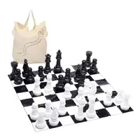 mão fazendo um movimento com peças de xadrez de madeira no xadrez