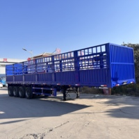 Semi-remorque en acier à 3/4 essieux pour le transport d'animaux/de marchandises en vrac avec clôture à piquets et parois latérales, capacité de 30 à 60 tonnes