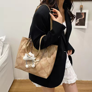 Nouveau sac fourre-tout décontracté pour femme en PU avec fermeture éclair et doublure en polyester, idéal pour un usage quotidien, personnalisé, simple, tendance, rétro, grande capacité - Product Image 6