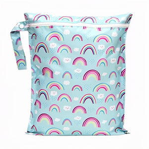 Sac étanche léger en polyester avec fermeture éclair pour vêtements de bain, couches, accessoires de pompe et plus encore pour bébé - Bleu Arc-en-ciel - Product Image 1