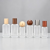 Botol Parfum Grosir Bentuk Persegi dengan Pompa Semprot, Botol Parfum Kaca Buram dengan Tutup Kayu