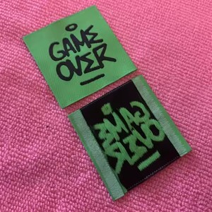 Thân thiện với môi màu xanh lá cây màu Damask áo khoác quần áo vá màu tùy chỉnh dệt nhãn cho hàng may mặc có thể giặt và kết thúc gấp - Product Image 1