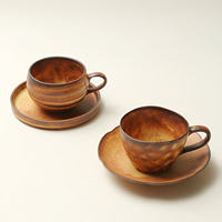 Ensemble tasse et soucoupe à café vintage de luxe léger, en céramique, au design irrégulier et vieilli, distinctif pour restaurant