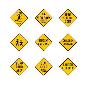 <span class=keywords><strong>Panneau</strong></span> de signalisation routière international « Interdiction d'entrée » en forme de triangle inversé, rouge et blanc, avec noms - Product Image 3