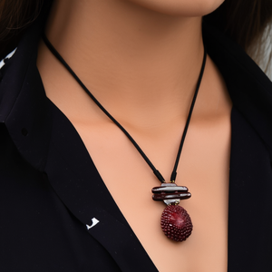 Collier Pendentif Bohème Géométrique avec Pierre Rouge Naturelle et Fermoir Plaqué Or, Chaîne pour Femme, Idéal Cadeau Bijou - Product Image 3