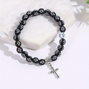Bracelets de prière pour couple, en perles de plastique noires et blanches, avec pendentif croix, pour l'église, vente rapide - Product Image 5