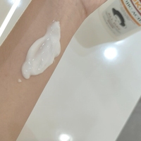 Crème Corporelle Éclaircissante Soin de la Peau Réparation Lissante Hydratante Vitamine C Blanchissante Bio pour Visage et Corps