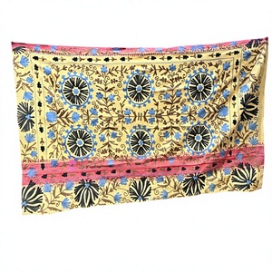 Colcha Floral Suzani Kantha Bordada a Mano, Cubre Sofá Tradicional Indio, 100% Algodón No Tejido, Transpirable, Peso Medio - Product Image 4