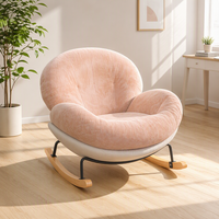 Fauteuil à bascule moderne en peluche capitonné rose, tissu moelleux, design cocon, mousse à mémoire de forme, pieds en bois massif