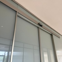 Porte coulissante automatique moderne en verre, construction en aluminium, double vitrage, verre trempé, gain de place, décoration intérieure