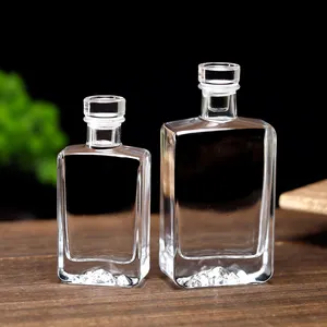 中国工厂定制500毫升透明方形空玻璃酒瓶白酒酒瓶伏特加威士忌酒精饮料
