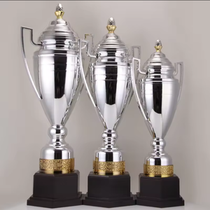 كأس معدني عالي الجودة مع تاج ذهبي ، قاعدة خشبية بأعمدة - Product Image 5